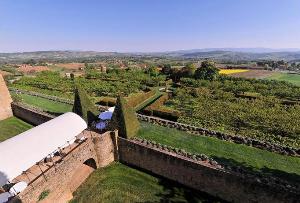 Панорамный вид из замка-отеля Château de Bagnols 4****