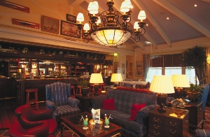 Бар отеля Newport Bay Club в Диснейленде, Париж