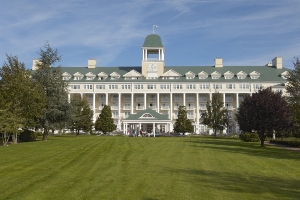 Фасад отеля Newport Bay Club в Диснейленде, Париж