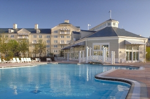 Бассейн отеля Newport Bay Club в Диснейленде, Париж